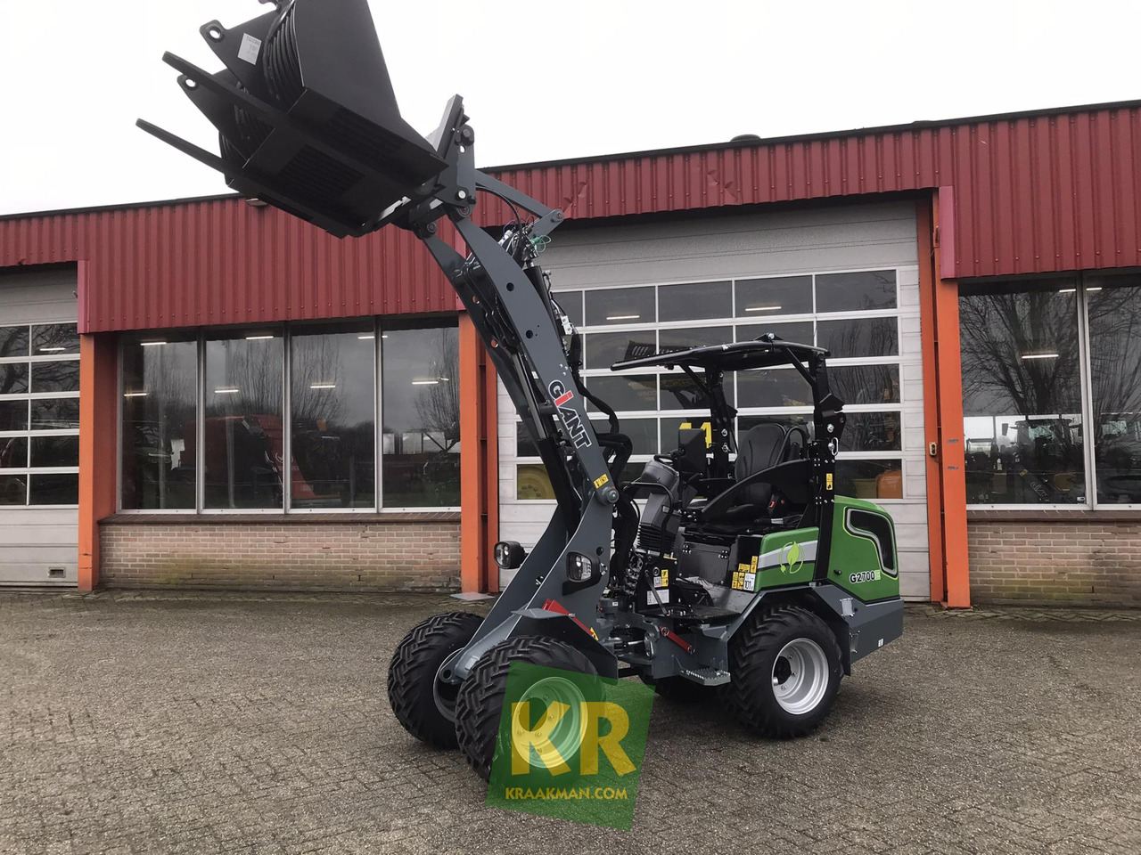 Giant G2700E - Derékcsuklós rakodó: 2 kép. Giant G2700E - Derékcsuklós rakodó: 2 kép.