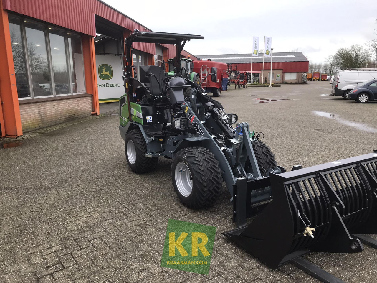 Giant G2700E - Derékcsuklós rakodó: 3 kép. Giant G2700E - Derékcsuklós rakodó: 3 kép.