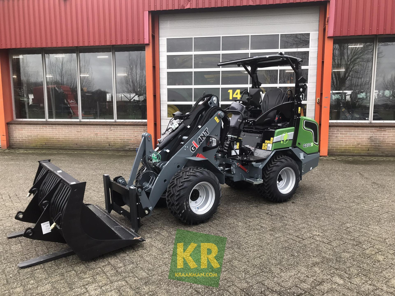 Giant G2700E - Derékcsuklós rakodó: 1 kép. Giant G2700E - Derékcsuklós rakodó: 1 kép.