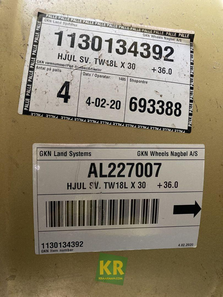 John Deere 18 X 30 velg - Komplett kerék - Mezőgazdasági gépek: 2 kép. John Deere 18 X 30 velg - Komplett kerék - Mezőgazdasági gépek: 2 kép.