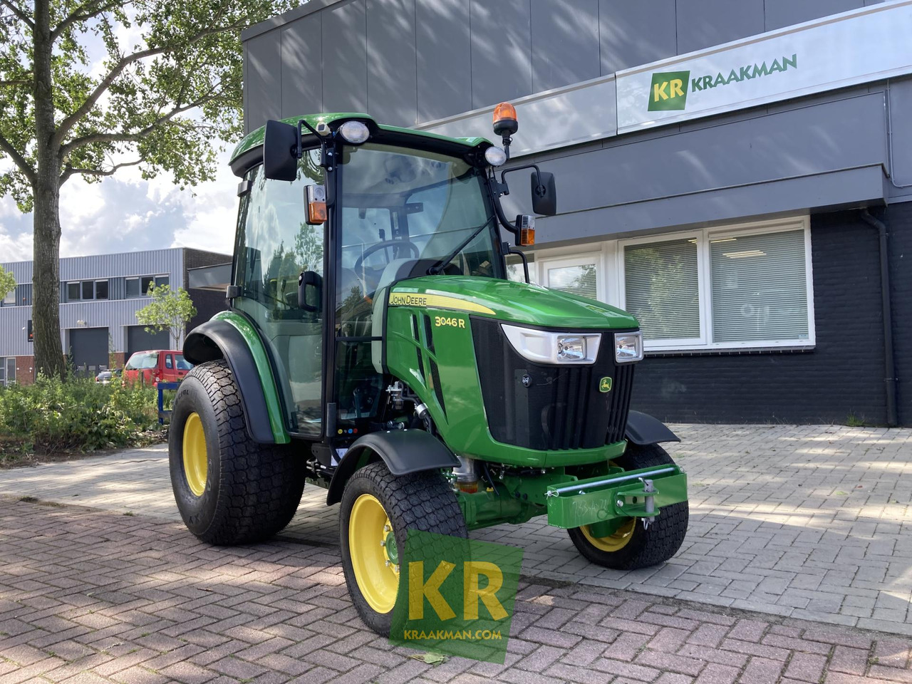 John Deere 3046R - Kistraktor: 1 kép. John Deere 3046R - Kistraktor: 1 kép.