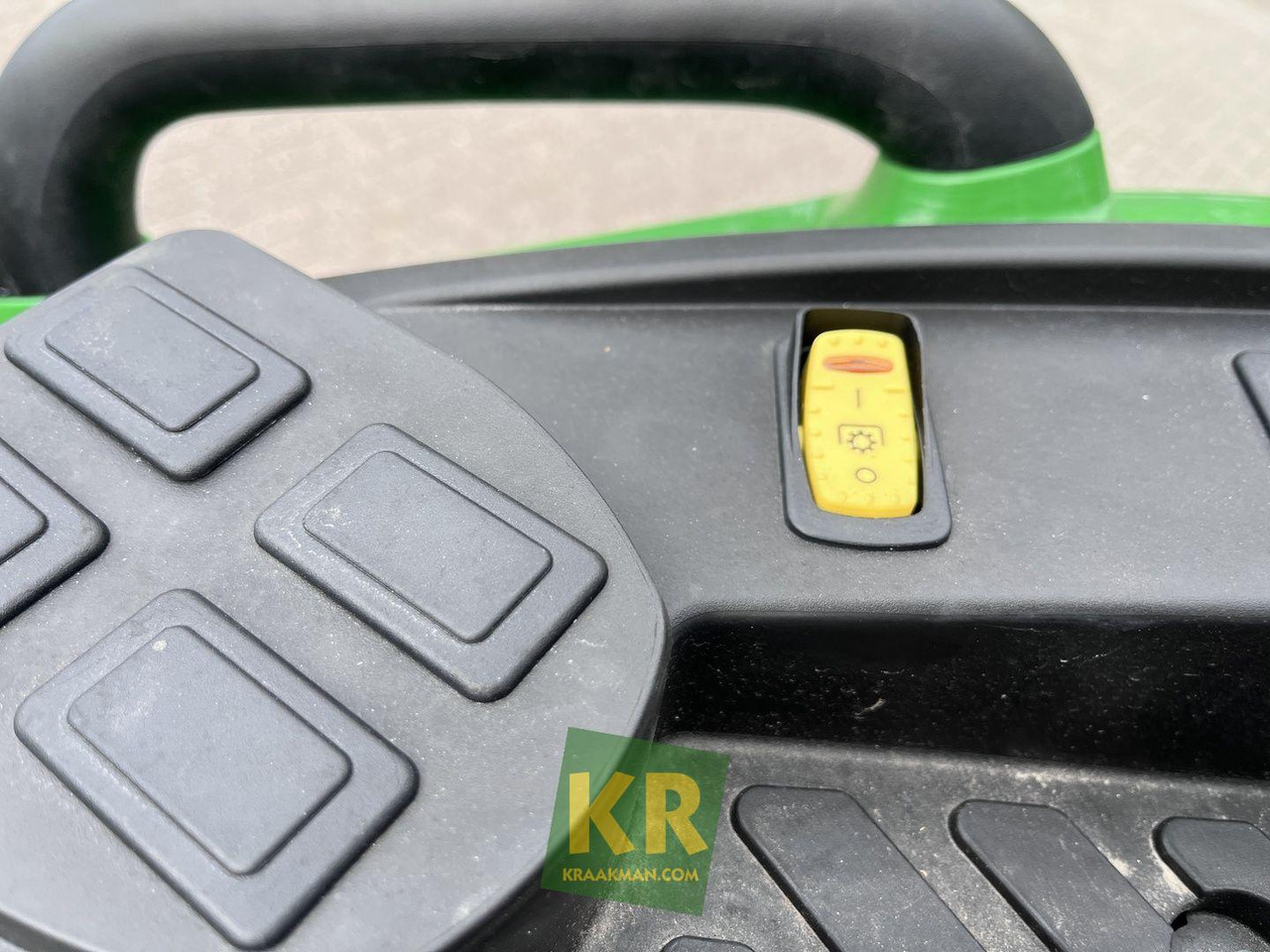 Új Kistraktor John Deere 4066M: 10 kép.