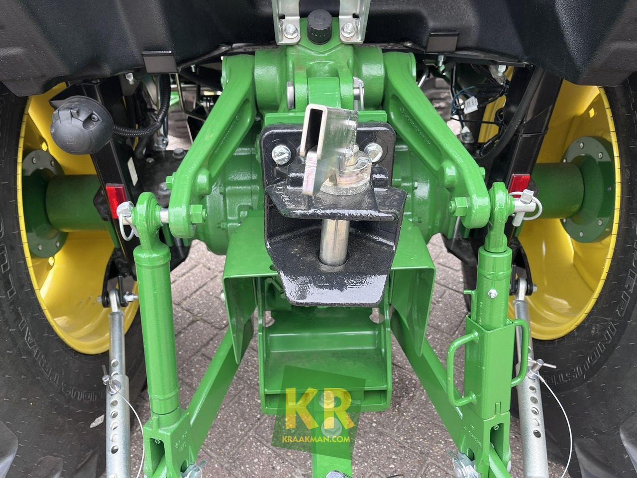 Új Kistraktor John Deere 4066M: 8 kép.