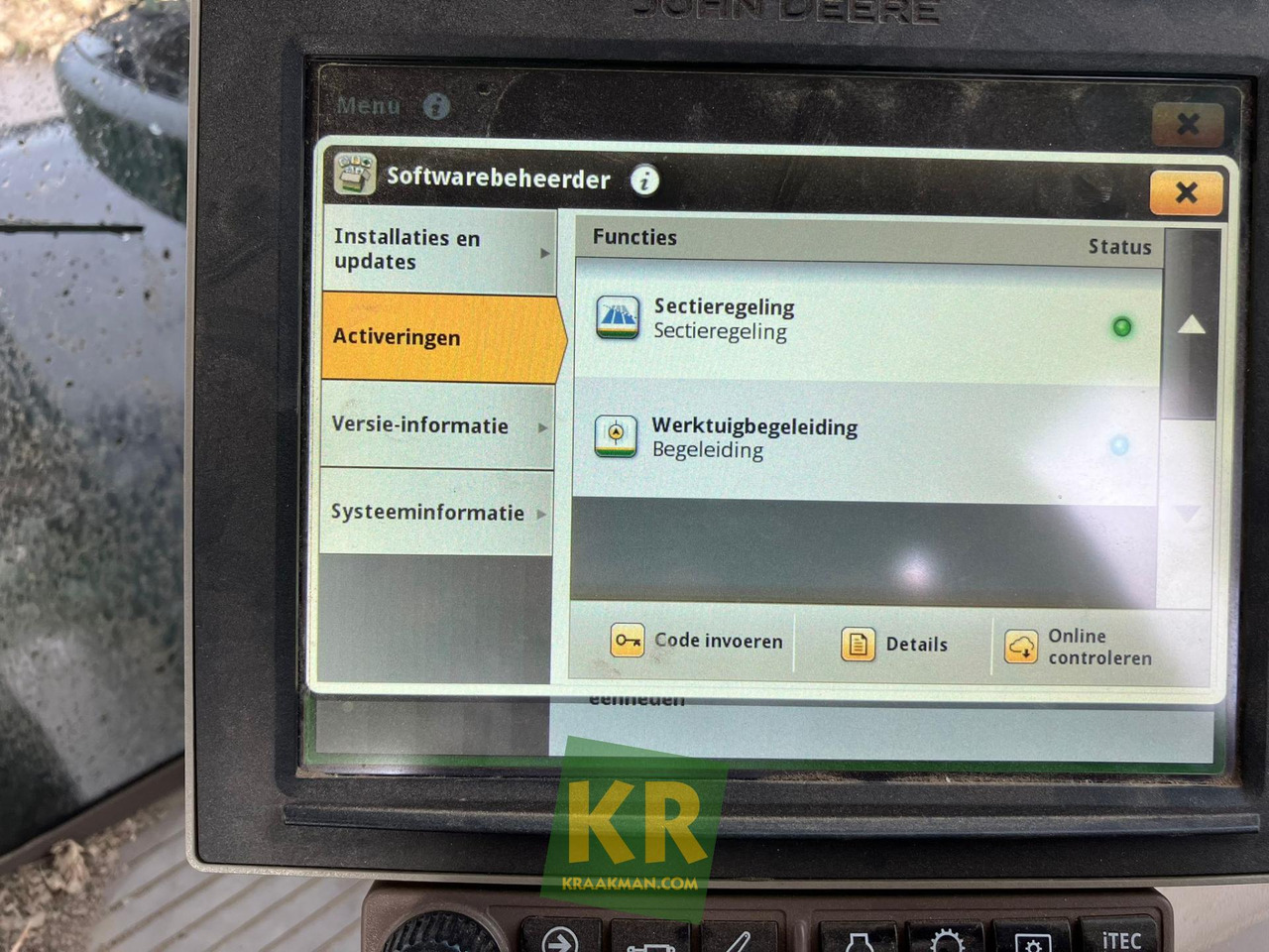 Traktor John Deere 6215R: 11 kép.