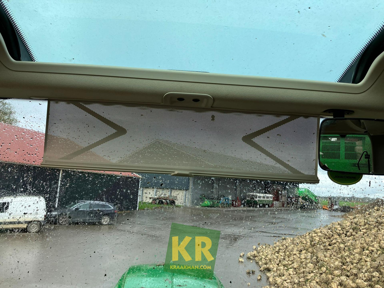 Traktor John Deere 6215R: 13 kép.