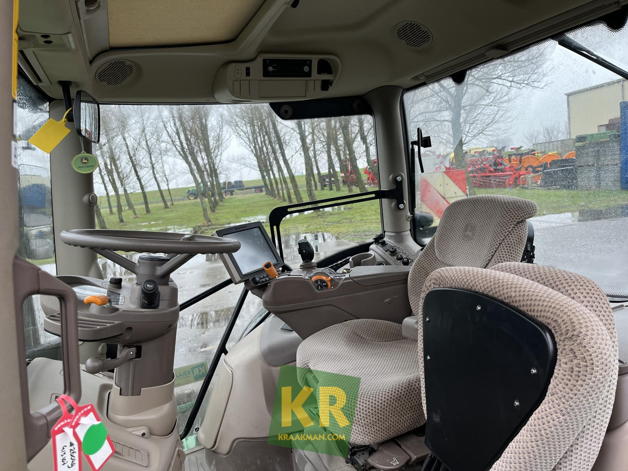 Traktor John Deere 6215R: 10 kép.