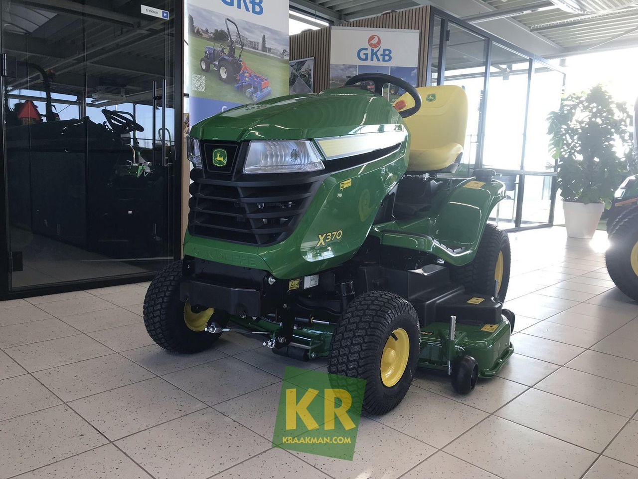 John Deere X370 - Kerti fűkasza: 3 kép. John Deere X370 - Kerti fűkasza: 3 kép.