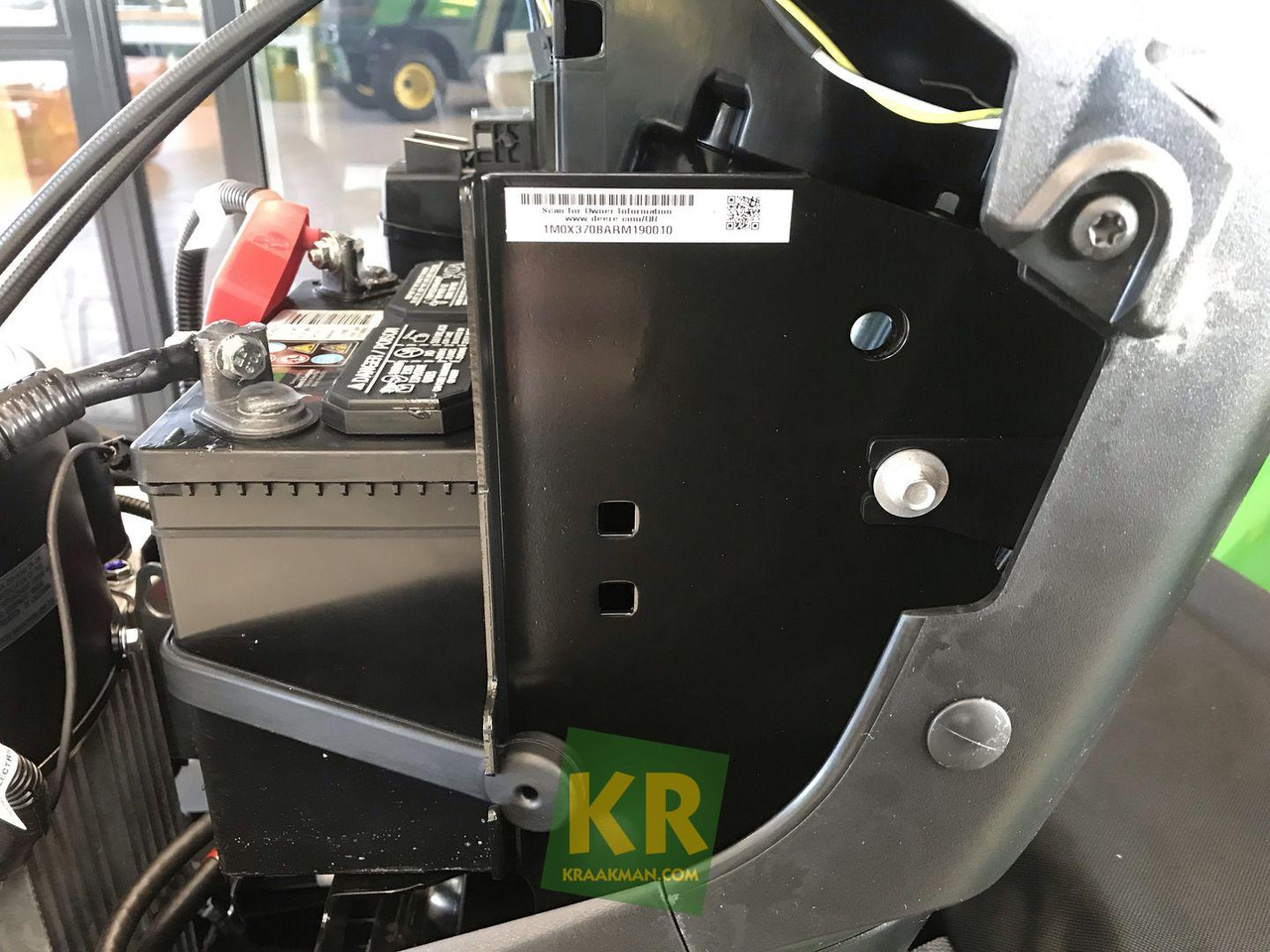 John Deere X370 - Kerti fűkasza: 2 kép. John Deere X370 - Kerti fűkasza: 2 kép.