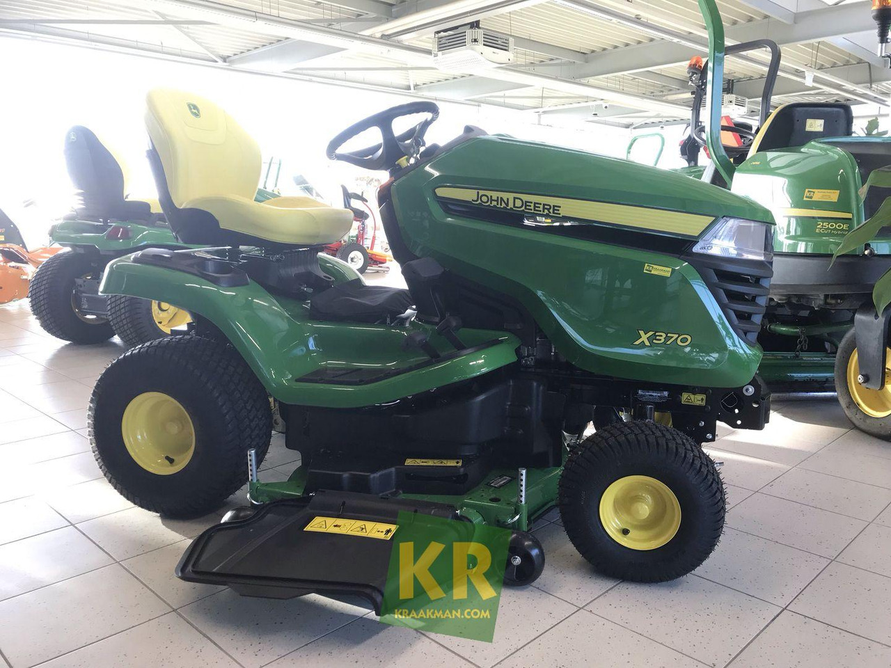 John Deere X370 - Kerti fűkasza: 4 kép. John Deere X370 - Kerti fűkasza: 4 kép.