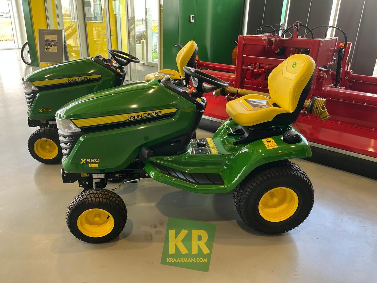 John Deere X380 - Kerti fűkasza: 4 kép. John Deere X380 - Kerti fűkasza: 4 kép.