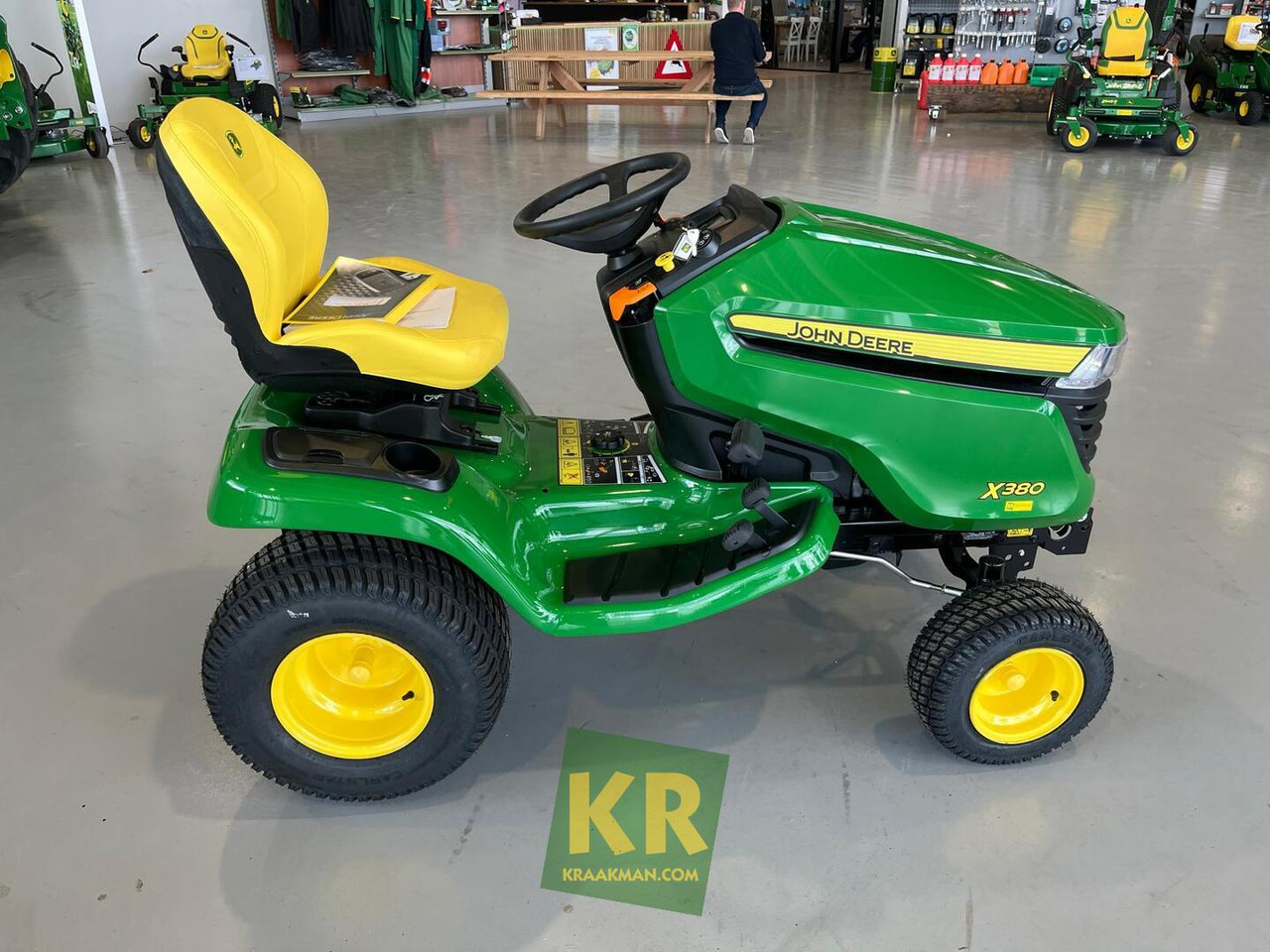John Deere X380 - Kerti fűkasza: 5 kép. John Deere X380 - Kerti fűkasza: 5 kép.