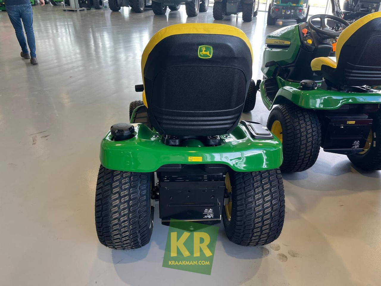 John Deere X380 - Kerti fűkasza: 3 kép. John Deere X380 - Kerti fűkasza: 3 kép.