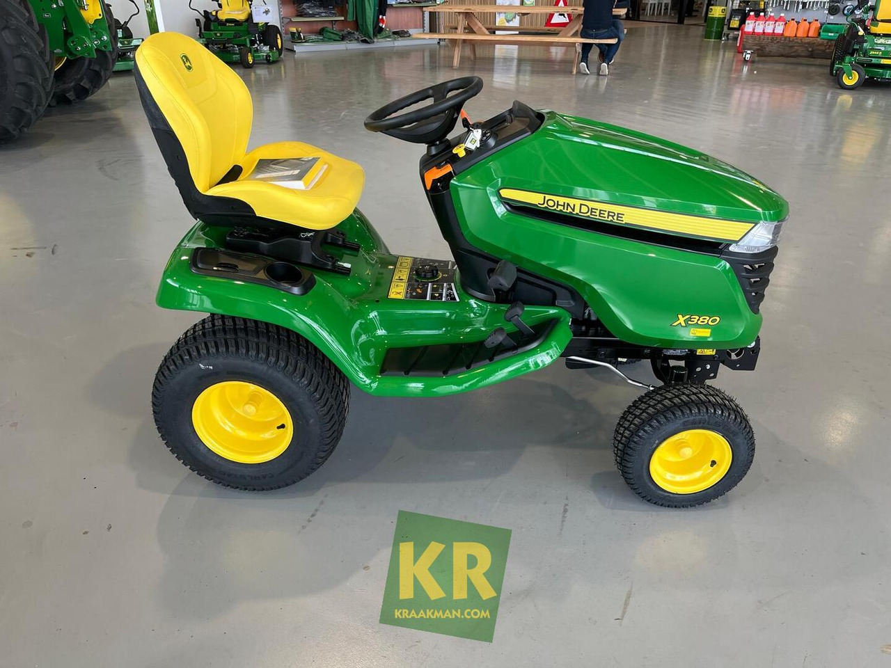 John Deere X380 - Kerti fűkasza: 5 kép. John Deere X380 - Kerti fűkasza: 5 kép.