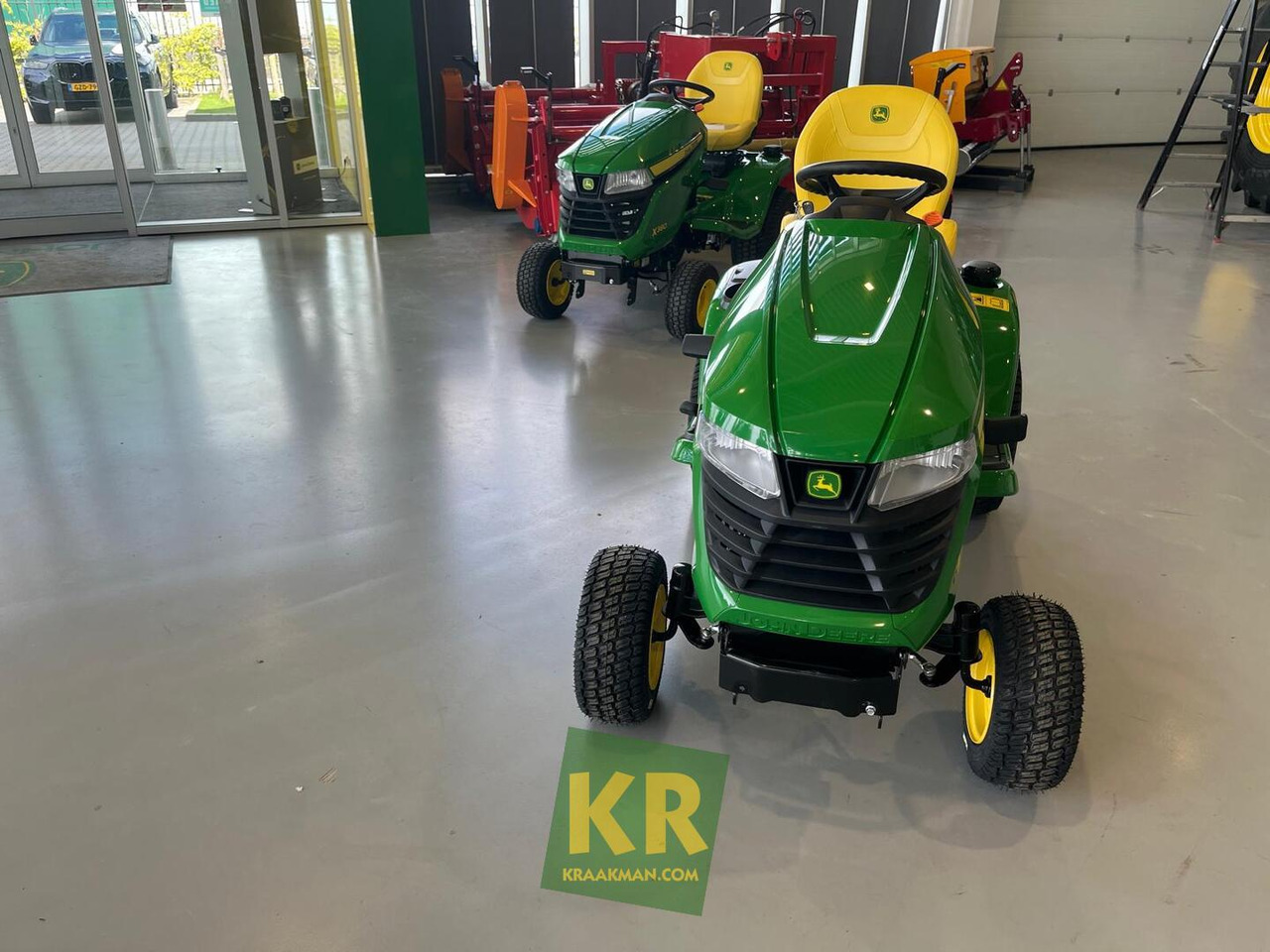 John Deere X380 - Kerti fűkasza: 3 kép. John Deere X380 - Kerti fűkasza: 3 kép.