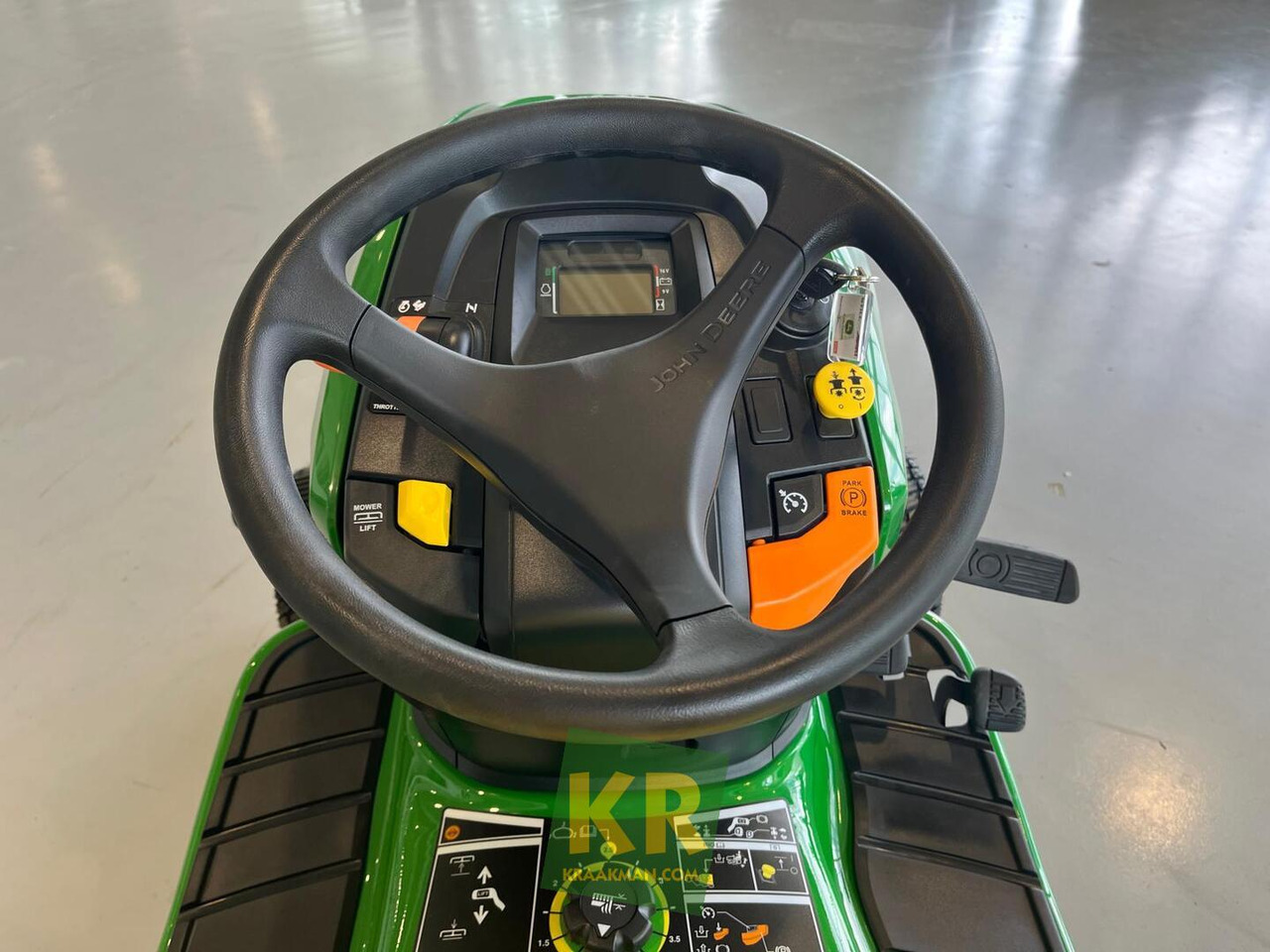 John Deere X380 - Kerti fűkasza: 1 kép. John Deere X380 - Kerti fűkasza: 1 kép.
