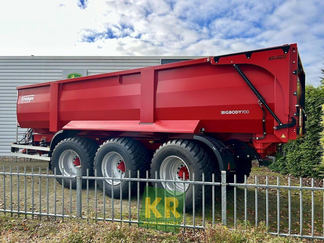 Krampe BIG BODY 900  - Mezőgazdasági billenőpótkocsi: 2 kép. Krampe BIG BODY 900  - Mezőgazdasági billenőpótkocsi: 2 kép.