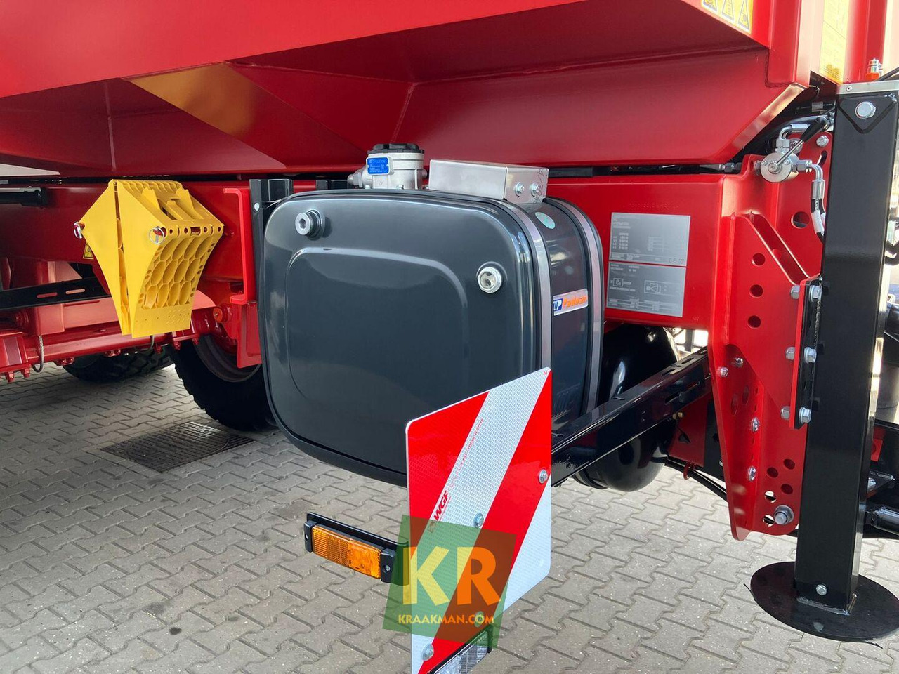 Krampe BIG BODY 900  - Mezőgazdasági billenőpótkocsi: 2 kép. Krampe BIG BODY 900  - Mezőgazdasági billenőpótkocsi: 2 kép.