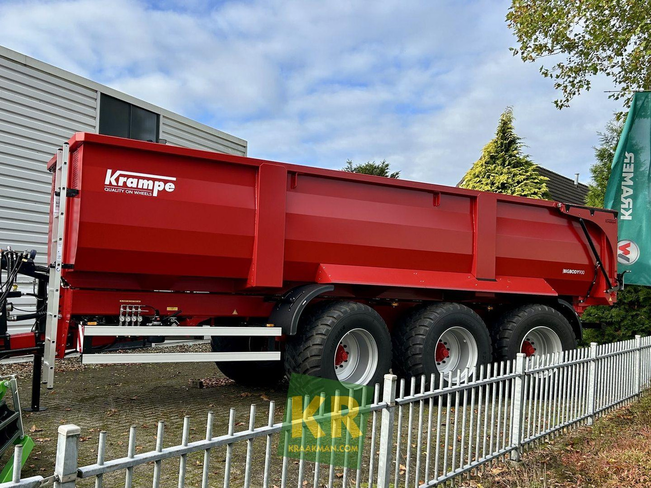Krampe BIG BODY 900  - Mezőgazdasági billenőpótkocsi: 1 kép. Krampe BIG BODY 900  - Mezőgazdasági billenőpótkocsi: 1 kép.