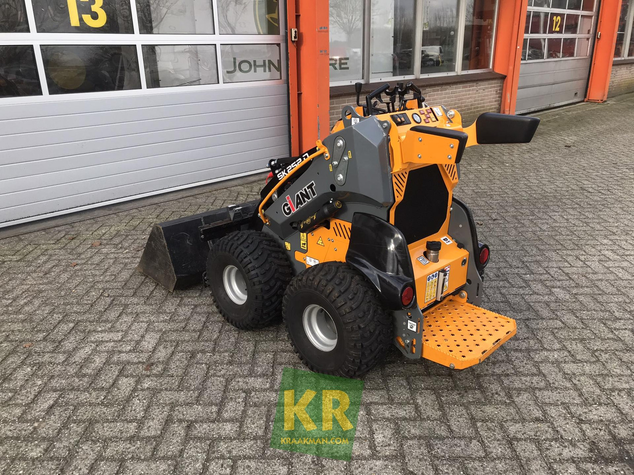 SK252D Giant  - Derékcsuklós rakodó: 5 kép. SK252D Giant  - Derékcsuklós rakodó: 5 kép.