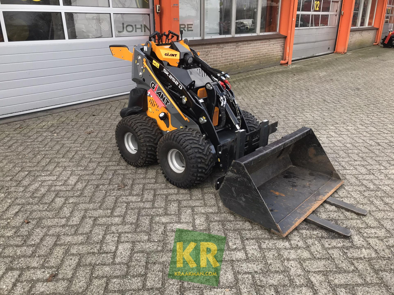 SK252D Giant  - Derékcsuklós rakodó: 2 kép. SK252D Giant  - Derékcsuklós rakodó: 2 kép.