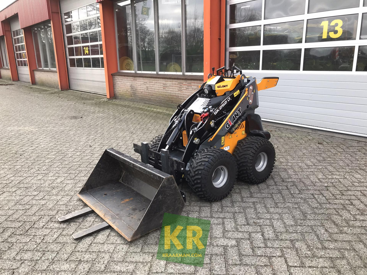 SK252D Giant  - Derékcsuklós rakodó: 1 kép. SK252D Giant  - Derékcsuklós rakodó: 1 kép.