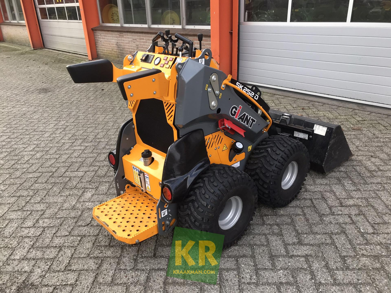 SK252D Giant  - Derékcsuklós rakodó: 4 kép. SK252D Giant  - Derékcsuklós rakodó: 4 kép.