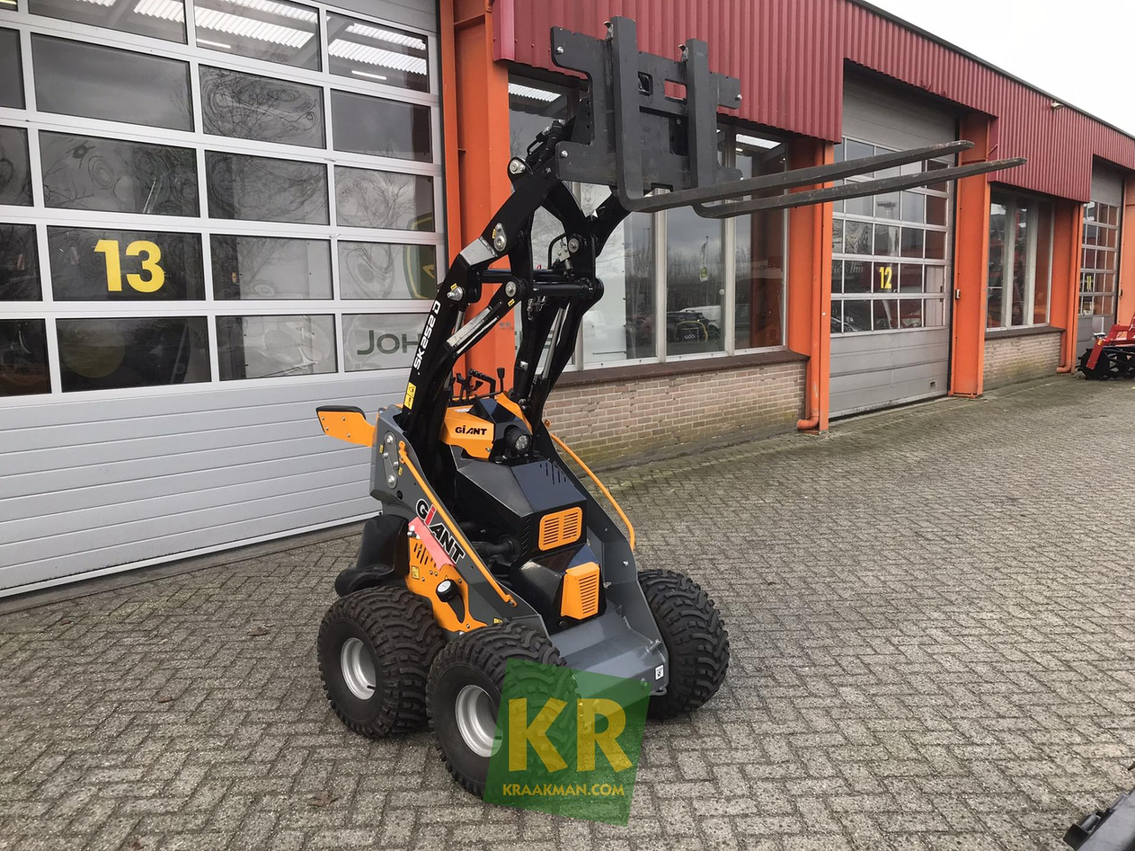 SK252D Giant  - Derékcsuklós rakodó: 3 kép. SK252D Giant  - Derékcsuklós rakodó: 3 kép.