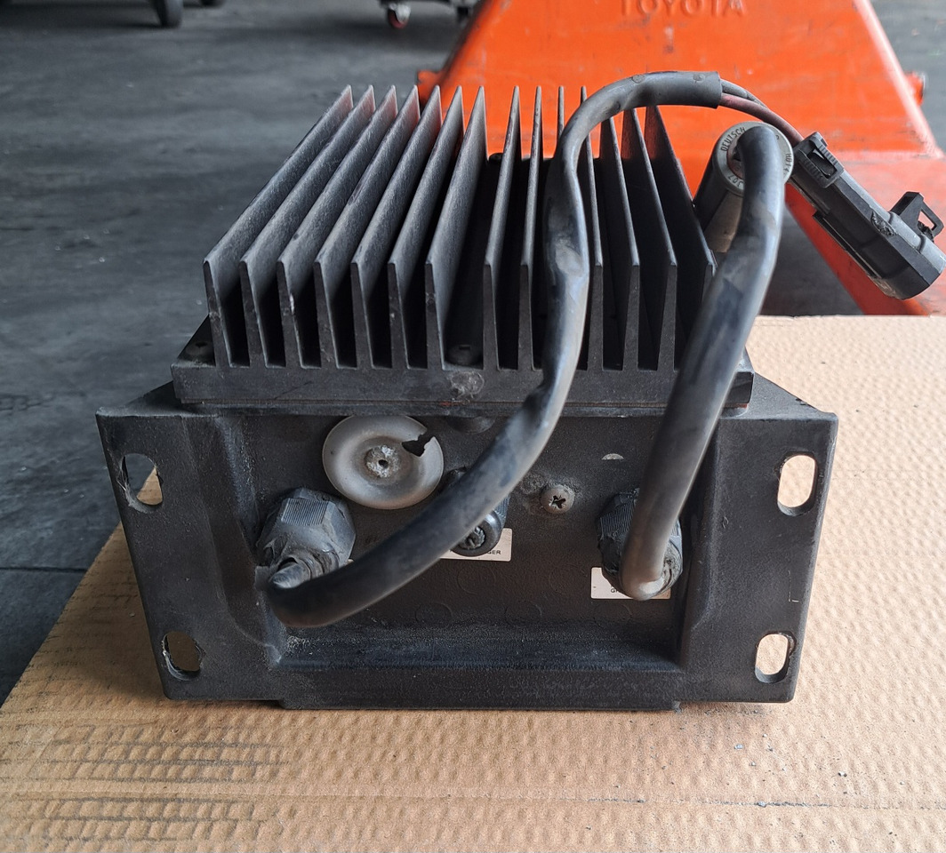 BATTERY CHARGER 12V – VECTOR - Akkumulátor: 3 kép. BATTERY CHARGER 12V – VECTOR - Akkumulátor: 3 kép.