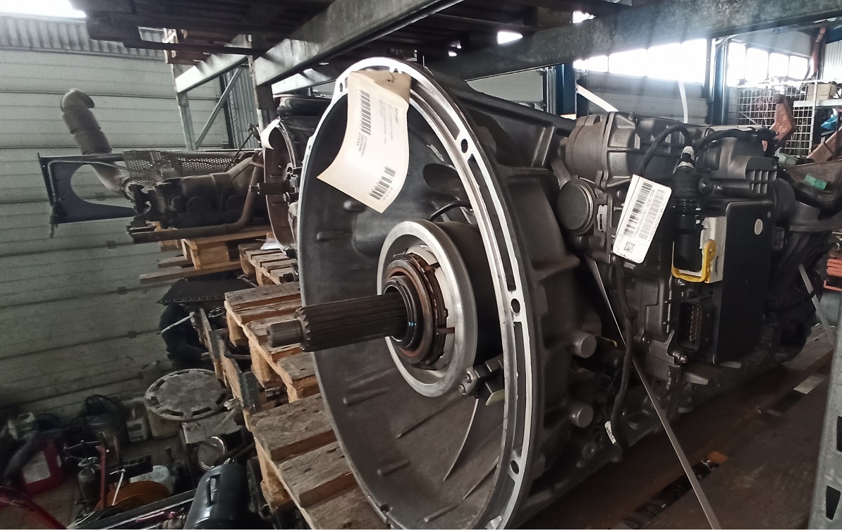 MERCEDES-BENZ G330-12 ACTROS - Sebességváltó és alkatrészek - Teherautó: 2 kép. MERCEDES-BENZ G330-12 ACTROS - Sebességváltó és alkatrészek - Teherautó: 2 kép.