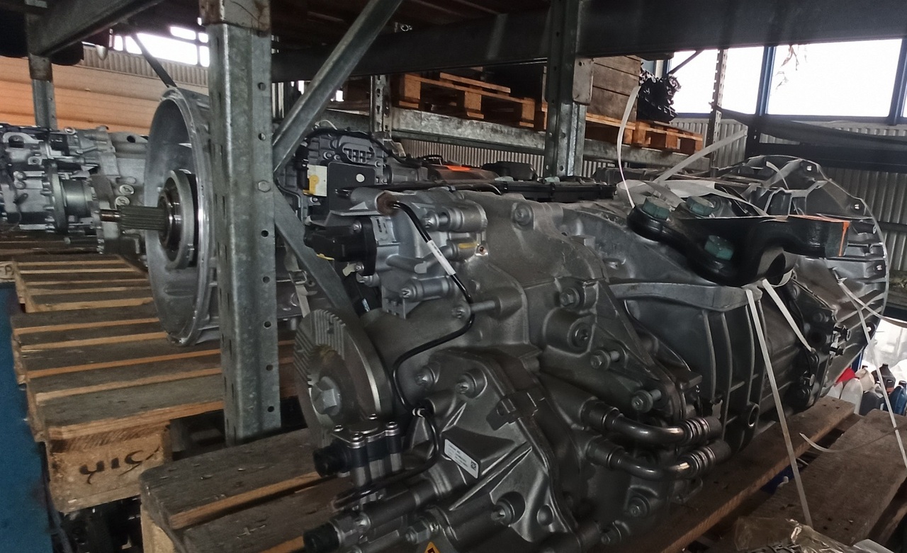 MERCEDES-BENZ G330-12 ACTROS - Sebességváltó és alkatrészek - Teherautó: 3 kép. MERCEDES-BENZ G330-12 ACTROS - Sebességváltó és alkatrészek - Teherautó: 3 kép.