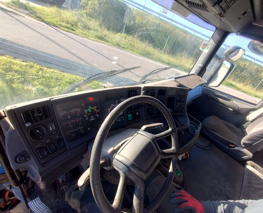 SCANIA R 114 380 6x2 - Alvaz teherautó: 4 kép. SCANIA R 114 380 6x2 - Alvaz teherautó: 4 kép.