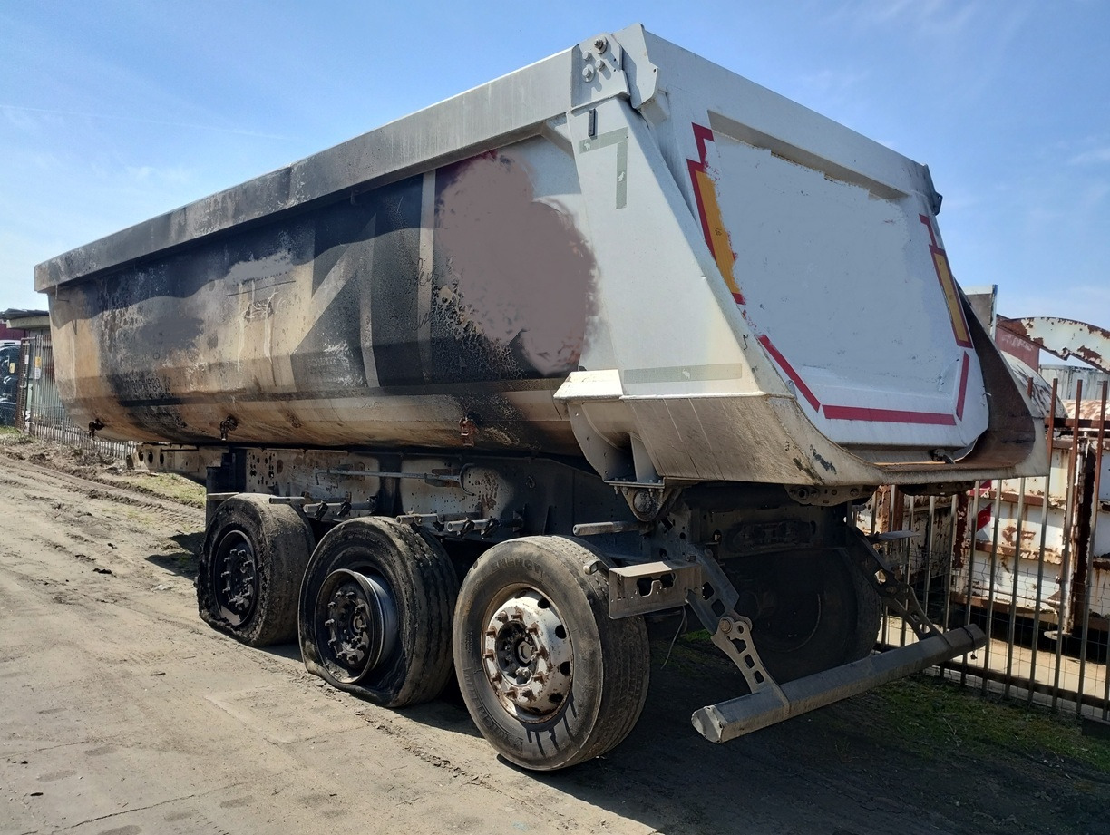 SCHMITZ CARGOBULL GOTHA 26 m3 SGF S3 2015 - Félpótkocsi billenőplatós: 1 kép. SCHMITZ CARGOBULL GOTHA 26 m3 SGF S3 2015 - Félpótkocsi billenőplatós: 1 kép.
