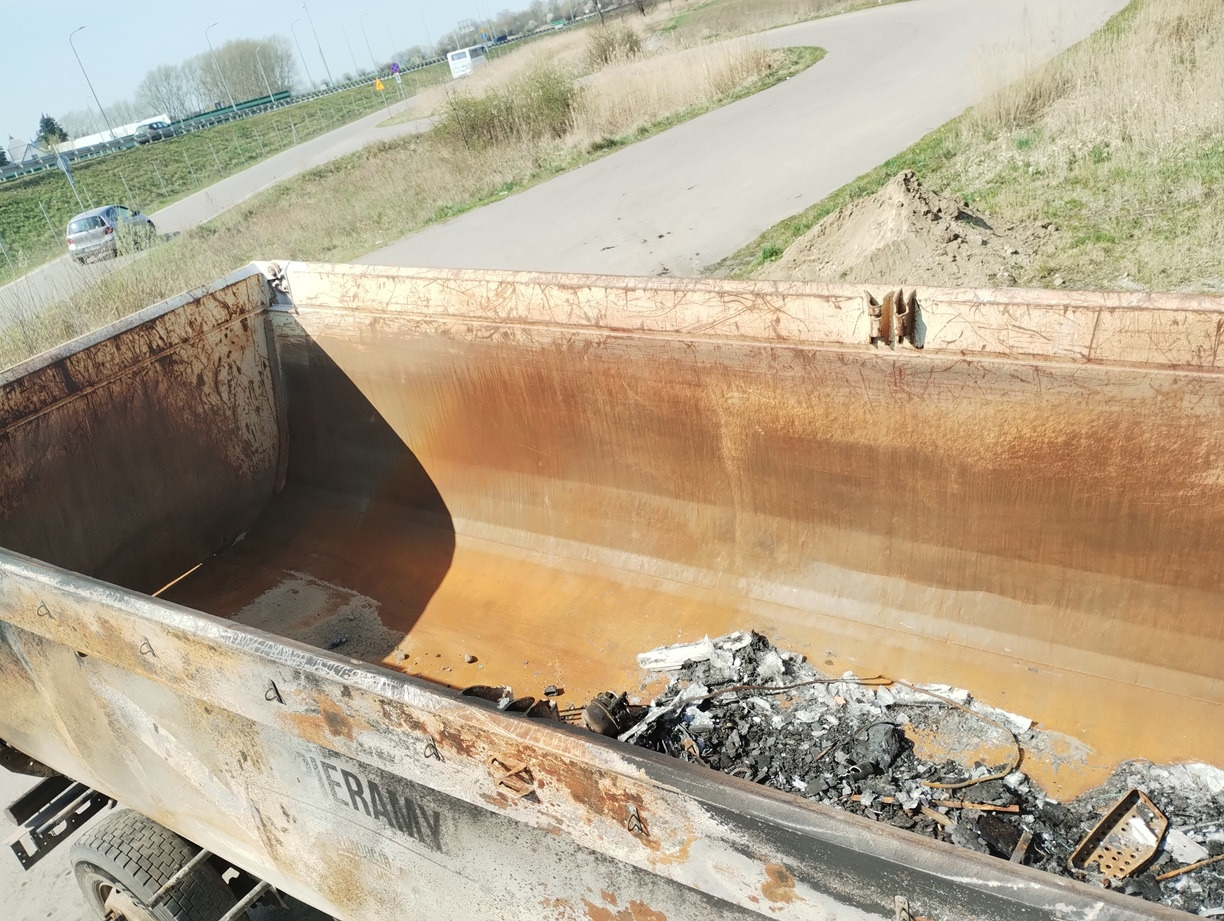 SCHMITZ CARGOBULL GOTHA 26 m3 SGF S3 2015 - Félpótkocsi billenőplatós: 3 kép. SCHMITZ CARGOBULL GOTHA 26 m3 SGF S3 2015 - Félpótkocsi billenőplatós: 3 kép.