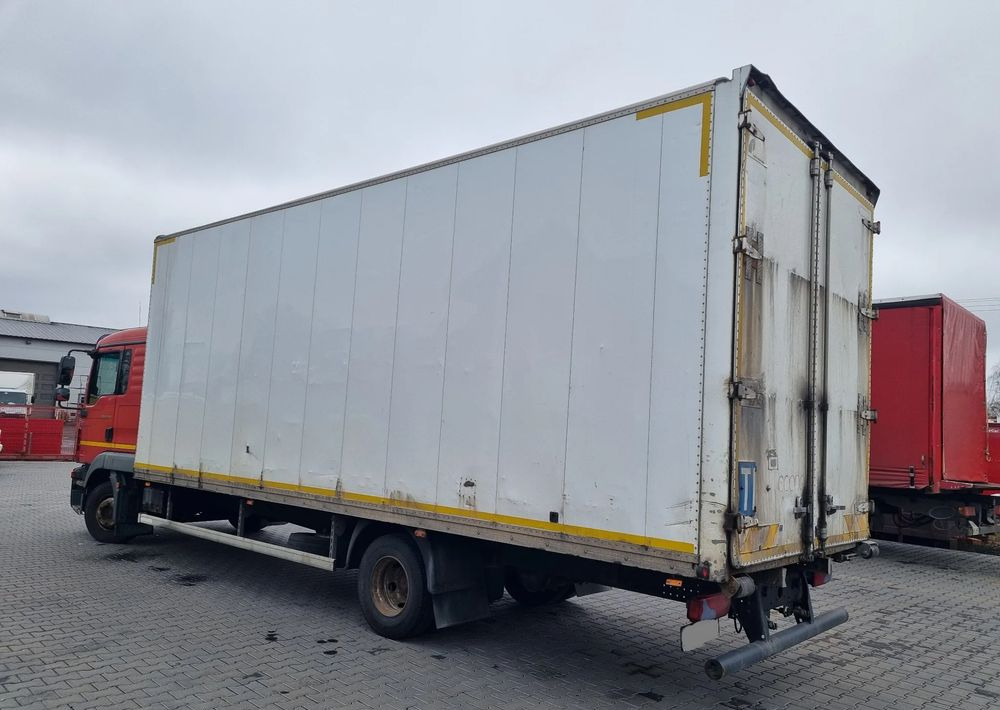 MAN TGL 12 220 - Dobozos felépítményű teherautó: 4 kép. MAN TGL 12 220 - Dobozos felépítményű teherautó: 4 kép.