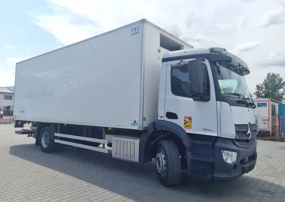 Mercedes-Benz Antos 1830 - Hűtős teherautó: 2 kép. Mercedes-Benz Antos 1830 - Hűtős teherautó: 2 kép.