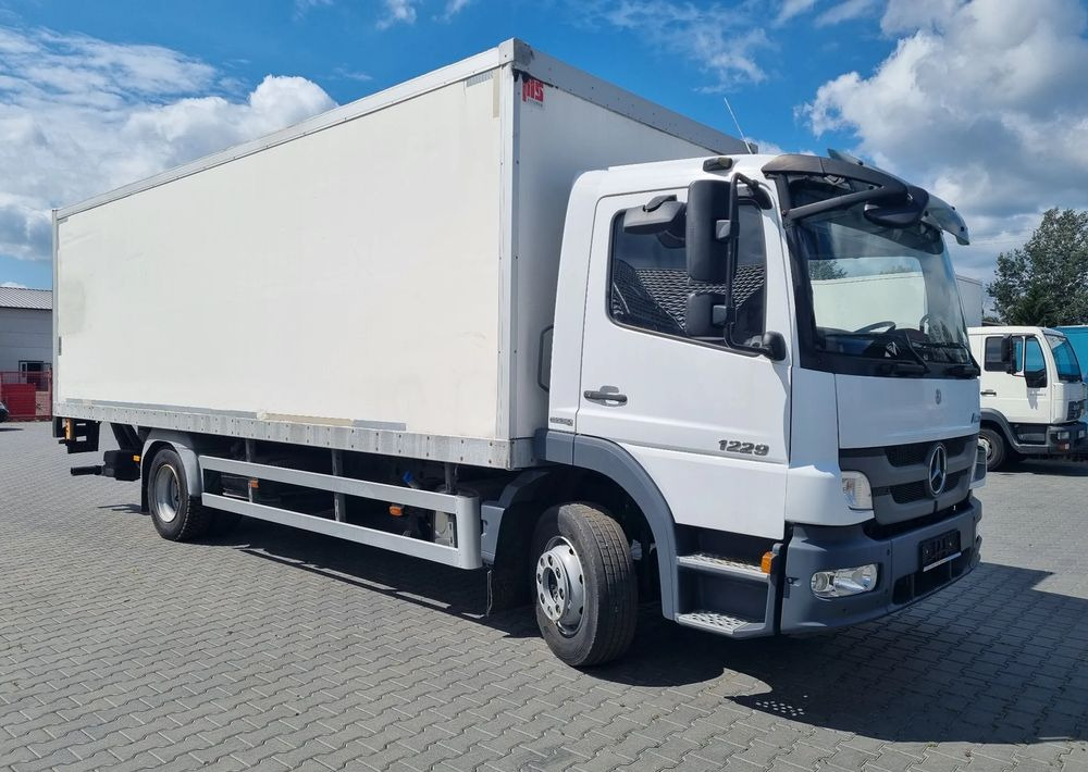 Mercedes-Benz Atego 1224 - Hűtős teherautó: 2 kép. Mercedes-Benz Atego 1224 - Hűtős teherautó: 2 kép.