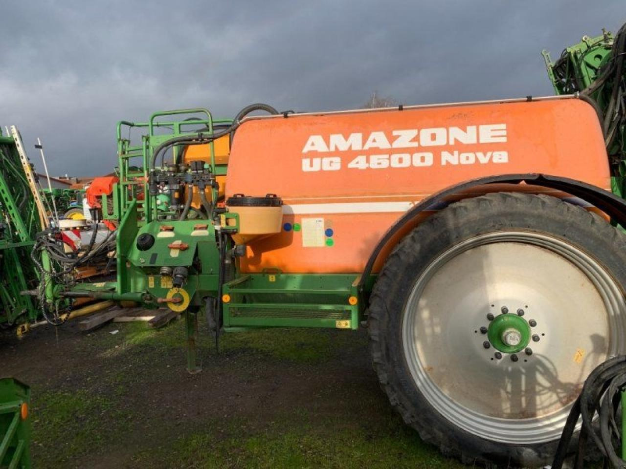 Amazone ug 4500 nova - Vontatott permetezők: 2 kép. Amazone ug 4500 nova - Vontatott permetezők: 2 kép.
