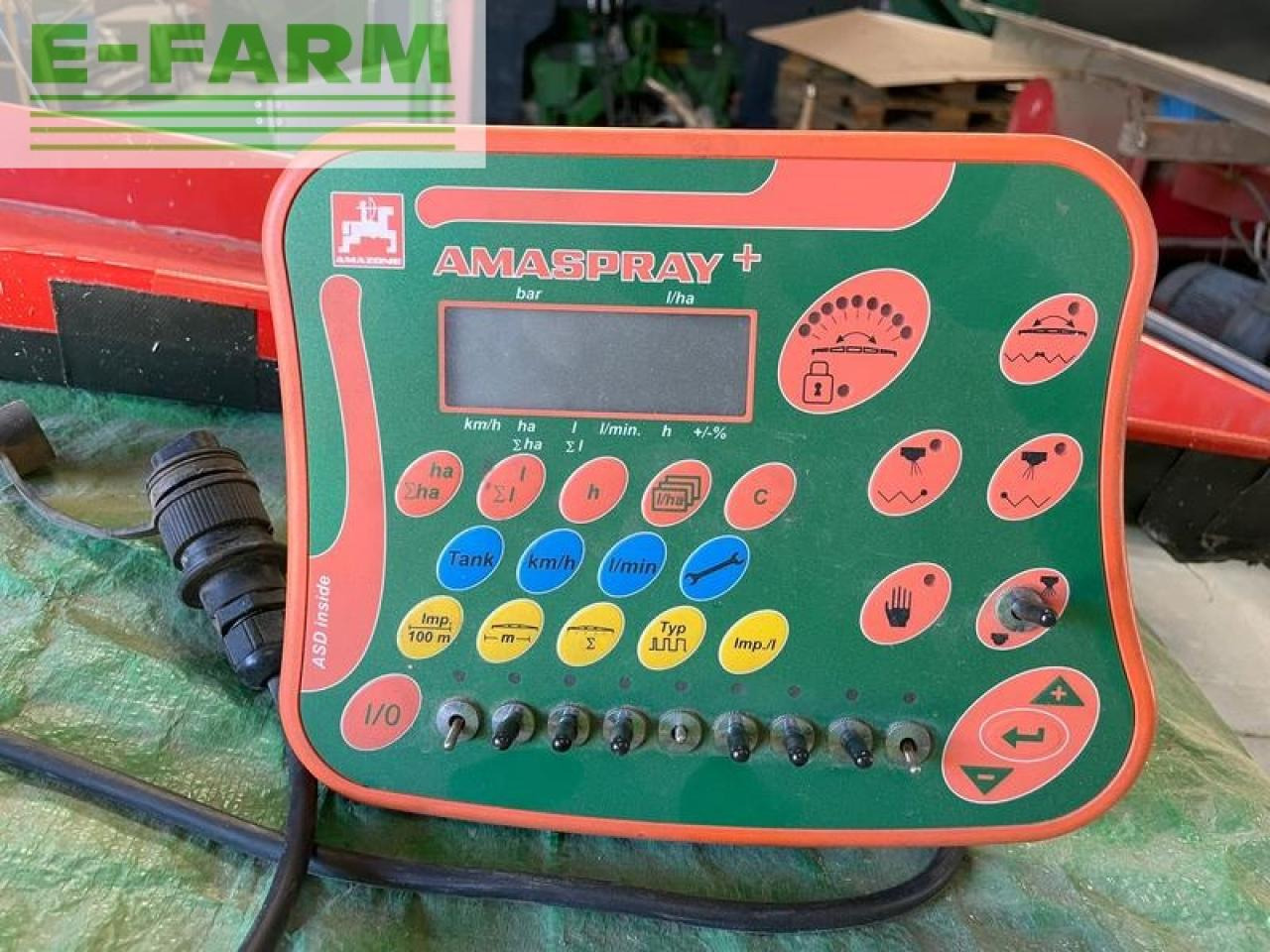 Amazone ux 4200 special - Vontatott permetezők: 2 kép. Amazone ux 4200 special - Vontatott permetezők: 2 kép.