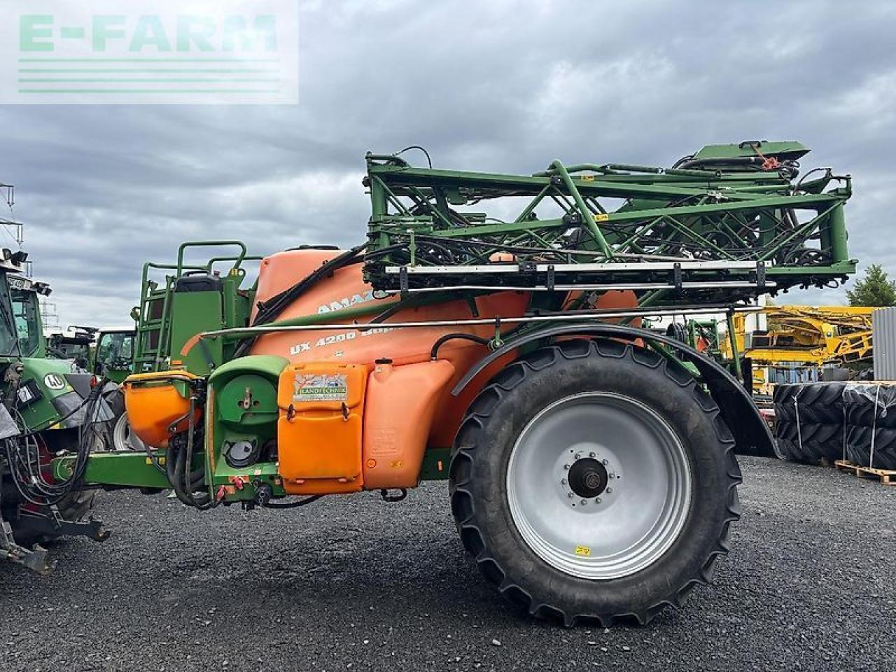 Amazone ux 4200 super - Vontatott permetezők: 2 kép. Amazone ux 4200 super - Vontatott permetezők: 2 kép.