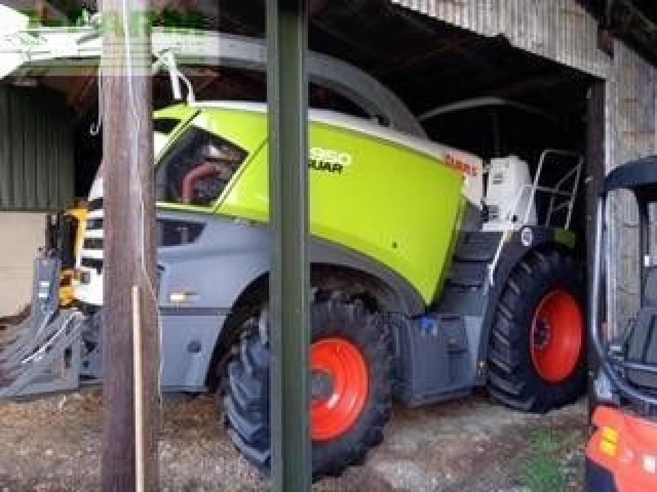 CLAAS JAGUAR 950 4WD - Önjáró szecskázógép: 1 kép. CLAAS JAGUAR 950 4WD - Önjáró szecskázógép: 1 kép.