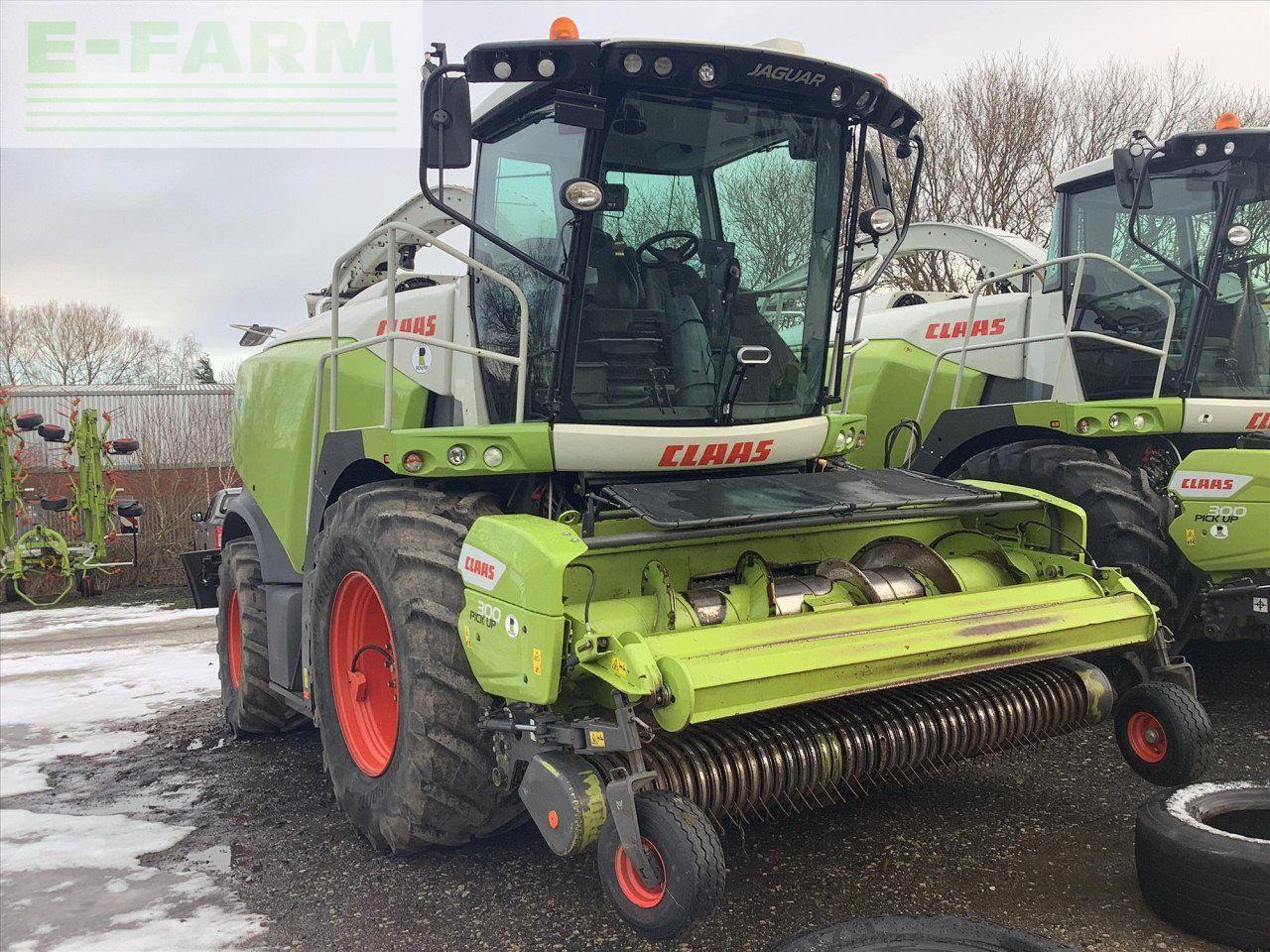 CLAAS JAGUAR 980 4WD - Önjáró szecskázógép: 2 kép. CLAAS JAGUAR 980 4WD - Önjáró szecskázógép: 2 kép.