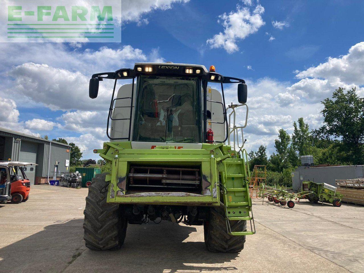 CLAAS LEXION 530 M - Kombájn: 2 kép. CLAAS LEXION 530 M - Kombájn: 2 kép.