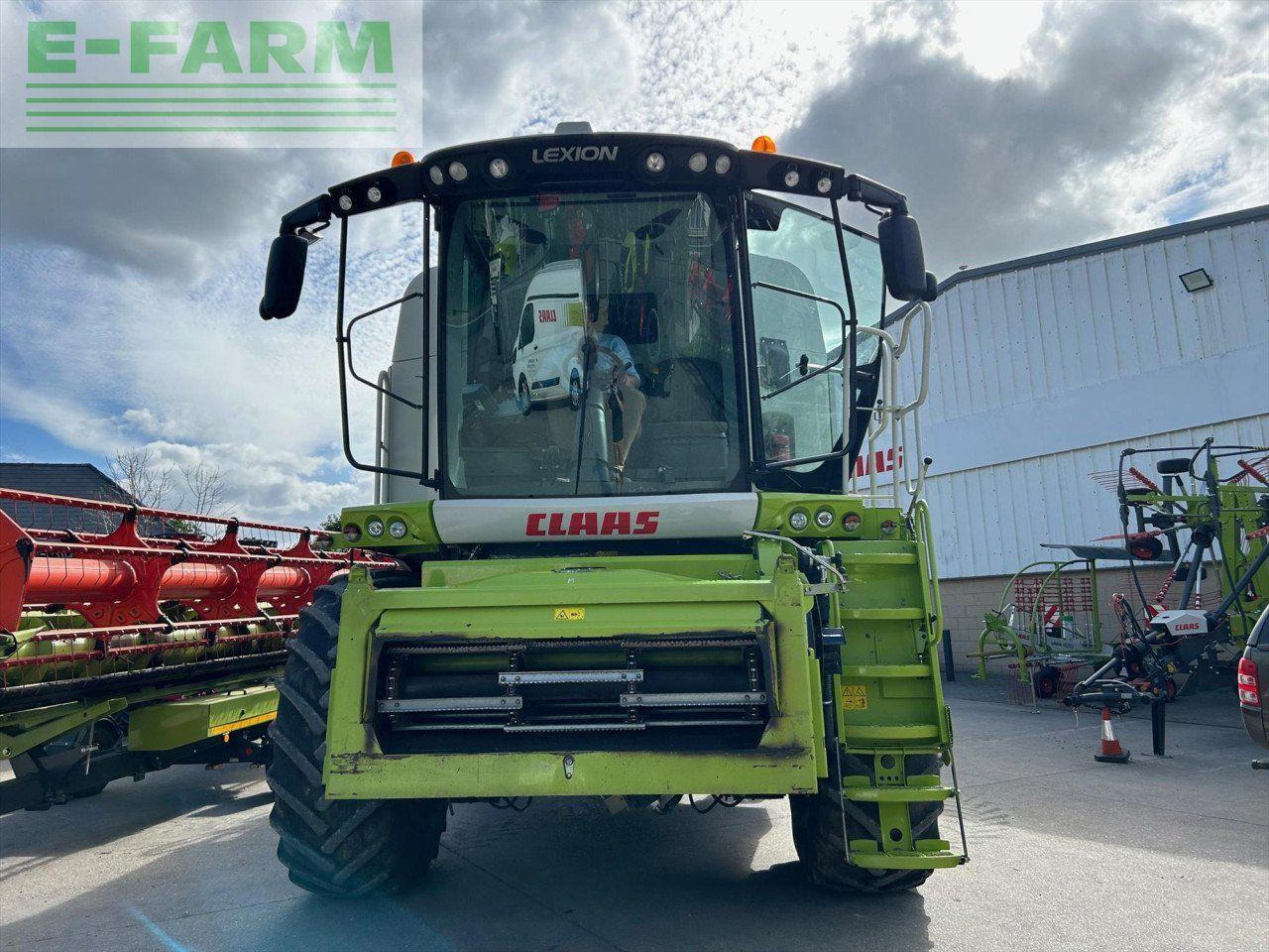 CLAAS LEXION 670 M T4F - Kombájn: 3 kép. CLAAS LEXION 670 M T4F - Kombájn: 3 kép.