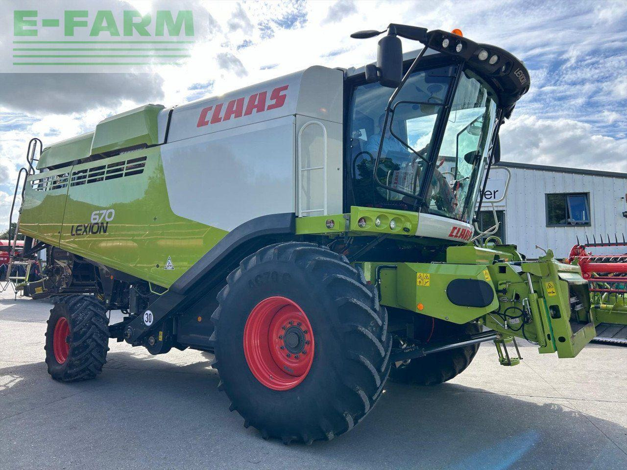 CLAAS LEXION 670 M T4F - Kombájn: 2 kép. CLAAS LEXION 670 M T4F - Kombájn: 2 kép.