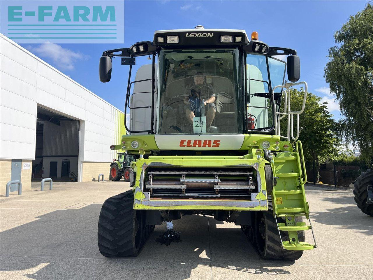 CLAAS LEXION 750 TT - Kombájn: 2 kép. CLAAS LEXION 750 TT - Kombájn: 2 kép.