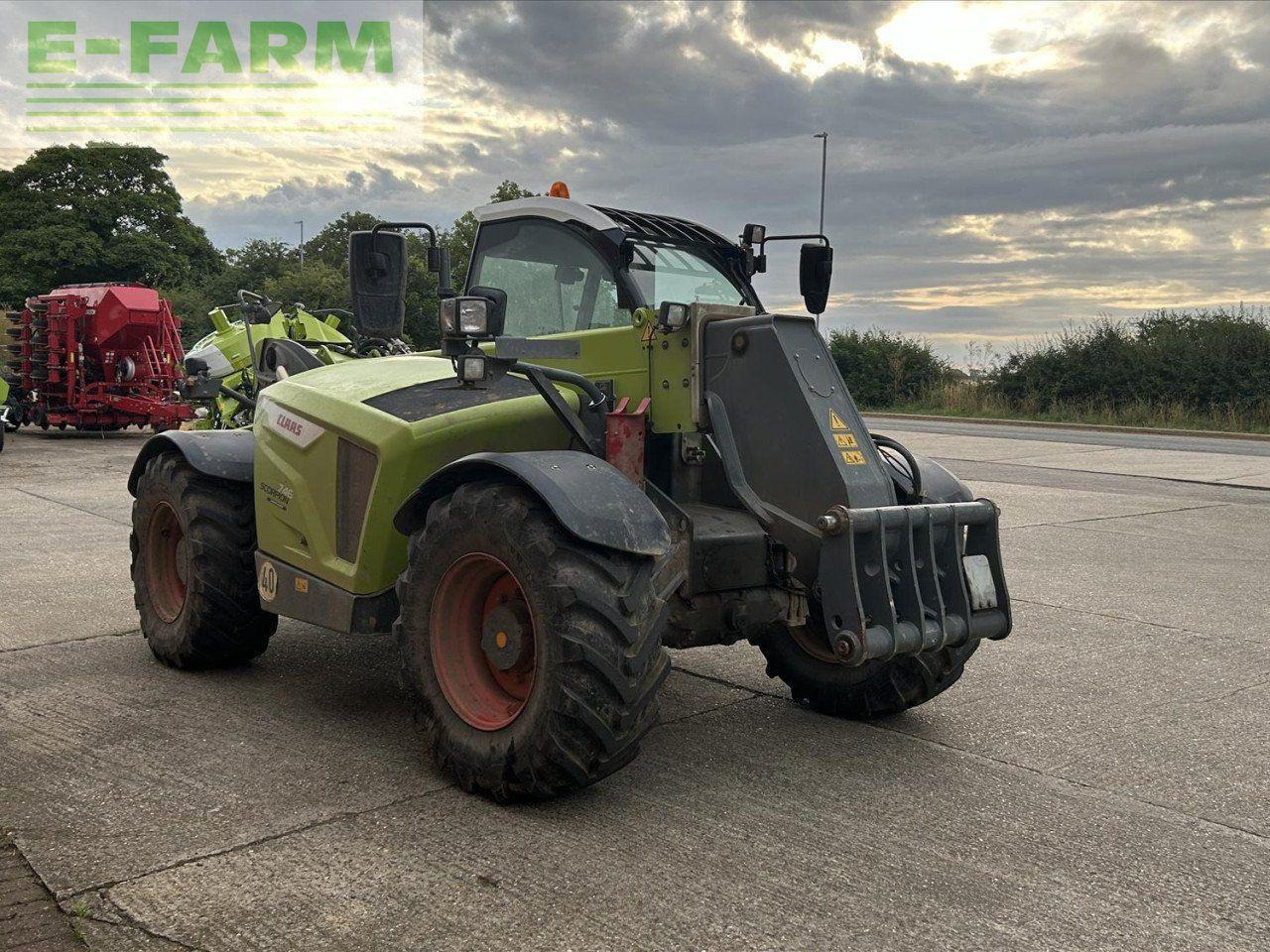 CLAAS SCORPION 746 - Teleszkópos rakodó: 2 kép. CLAAS SCORPION 746 - Teleszkópos rakodó: 2 kép.