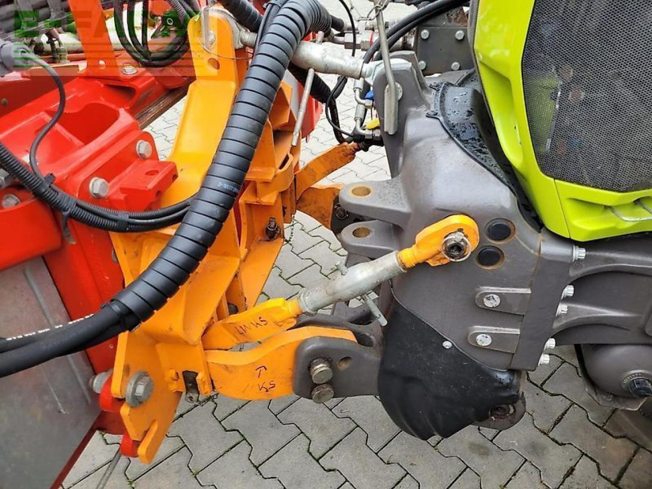 CLAAS arion 620 mit dücker dua 800 ausleger und 2 werkzeugen - Traktor: 5 kép. CLAAS arion 620 mit dücker dua 800 ausleger und 2 werkzeugen - Traktor: 5 kép.
