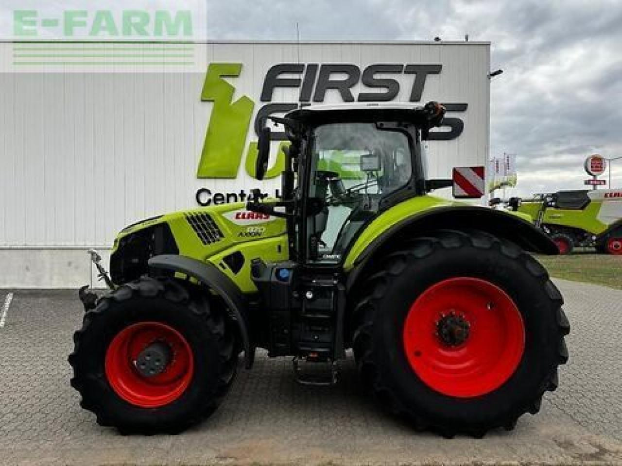 CLAAS axion 870 - Traktor: 2 kép. CLAAS axion 870 - Traktor: 2 kép.
