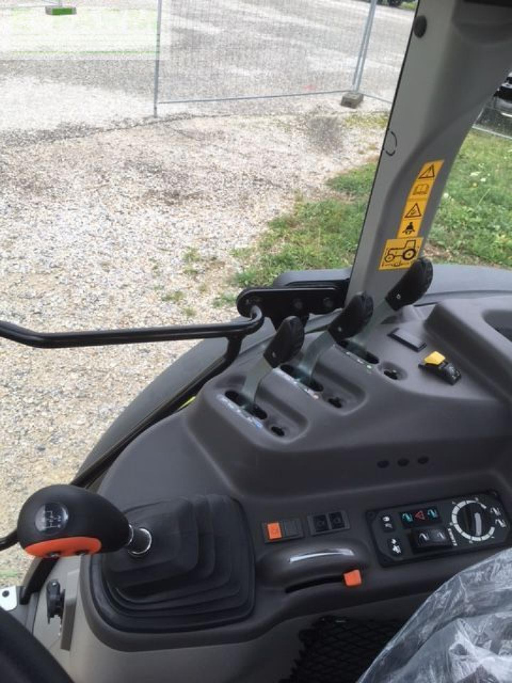 CLAAS axos 240 - Traktor: 4 kép. CLAAS axos 240 - Traktor: 4 kép.