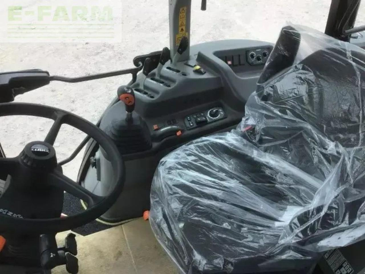 Traktor CLAAS axos 240: 9 kép.